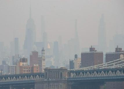 Incendi in Canada, New York soffoca nel grigiore: città invasa dallo smog