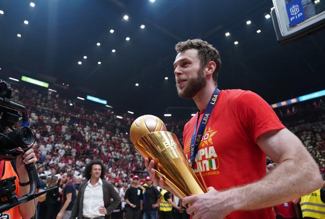 Capitan Nicolò Melli festeggia lo scudetto dell'Olimpia Milano (foto Ipa) Capitan Nicolò Melli festeggia lo scudetto dell'Olimpia Milano (foto Ipa)