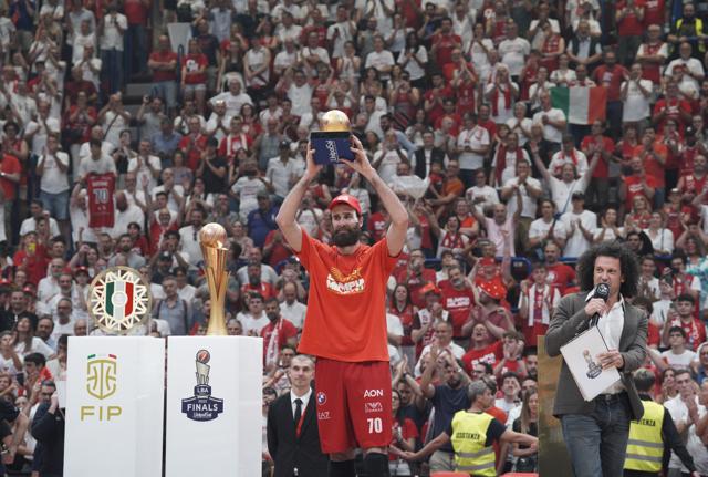 Olimpia Milano campione d'Italia e Gigi Datome premiato come Mvp (foto Ipa) Olimpia Milano campione d'Italia e Gigi Datome premiato come Mvp (foto Ipa)