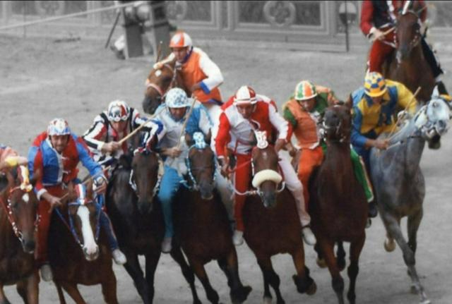 Palio Siena 2025: piove su Piazza del Campo, corsa rinviata - Ecco quando