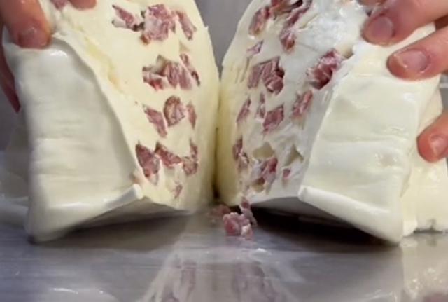 Il pandoro alla mozzarella (TikTok @caseificiolevante) Il pandoro alla mozzarella (TikTok @caseificiolevante)