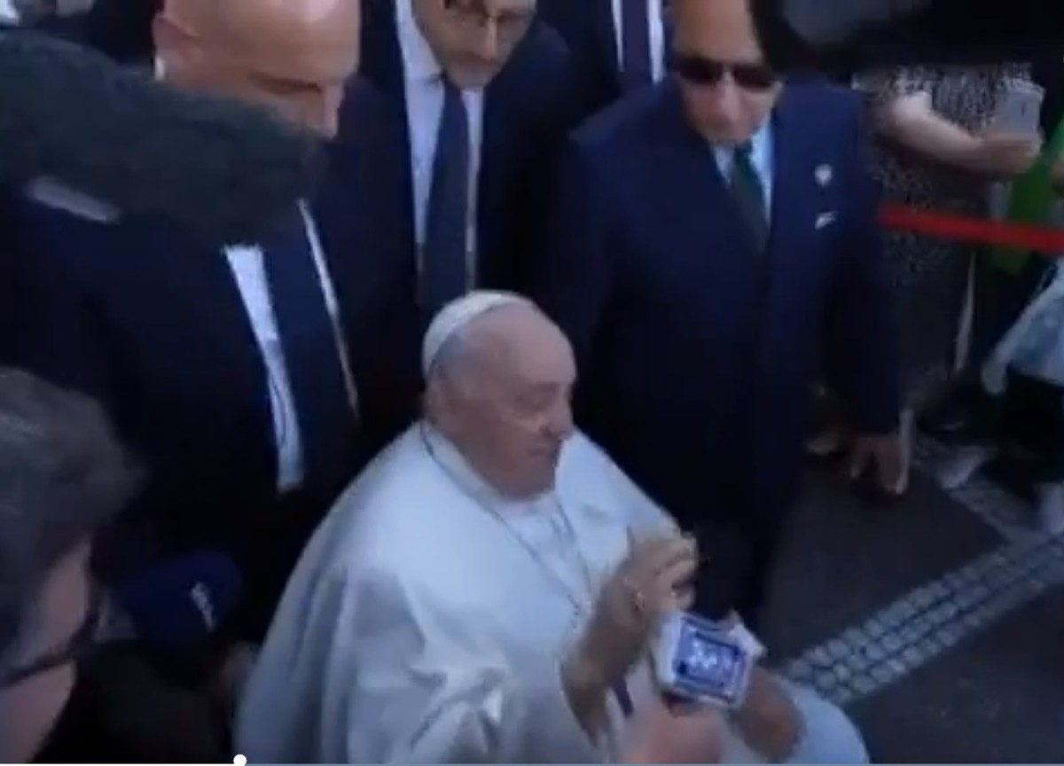 Il Papa allontana il microfono