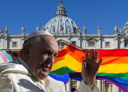 Il Papa del disordine morale apre ai padrini trans. La dx insorge: ecco perchè