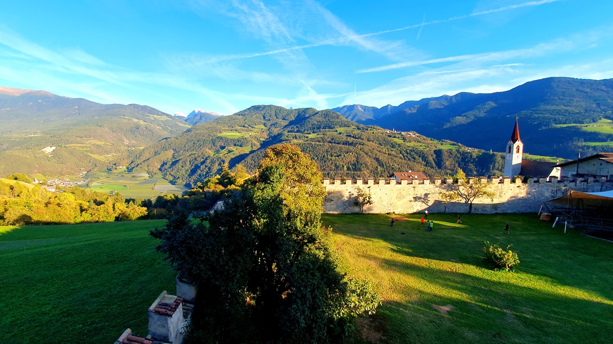 L'ampio parco del castello e la vista sull'Alto Adige