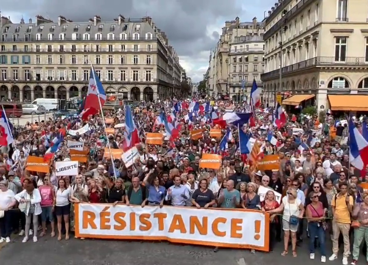 Tutti uniti sotto un unico grido: Macron dimettiti