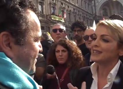 Milano, scontro Ricca-Pascale. Lui: "Faceva gli spot col Calippo". Lei: "Il suo alito dice tutto"