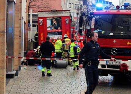 Germania, un camion si abbatte sulla folla a Passau: morte mamma e figlia