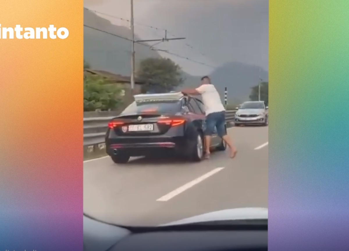 Pazzo contro auto dei carabinieri