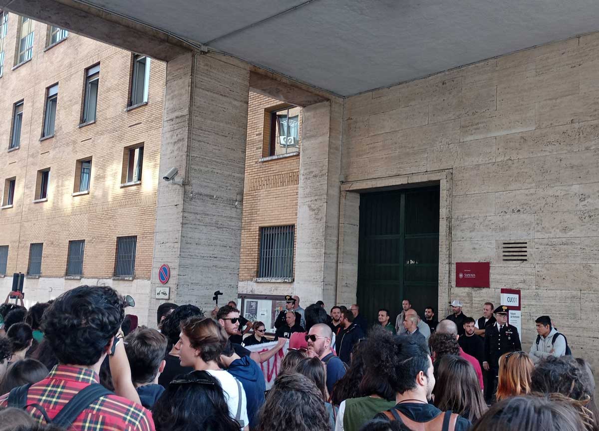 Occupazione a Scienze Politiche La Sapienza Occupazione a Scienze Politiche La Sapienza