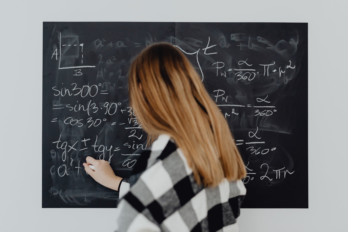 Prof scrive alla lavagna Prof scrive alla lavagna