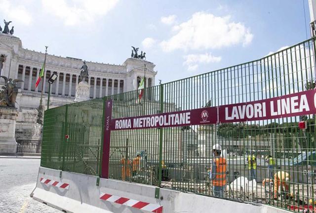 Smottamento nel cantiere di Areti Acea, chiusa al traffico piazza Venezia