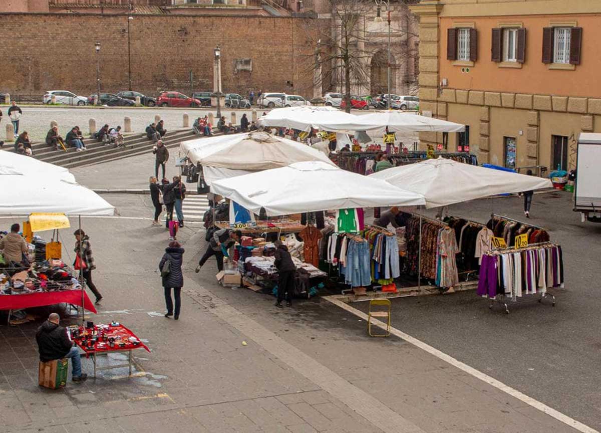 Le bancarelle di piazzale Flaminio Le bancarelle di piazzale Flaminio