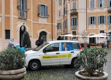 Roma, piazza Sant'Ignazio invasa dalle auto: “Ogni giorno questa situazione”