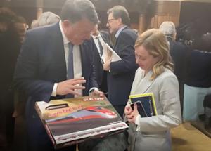 Bombardieri sbeffeggia Lollo e Salvini: Meloni sorride e si prende il trenino