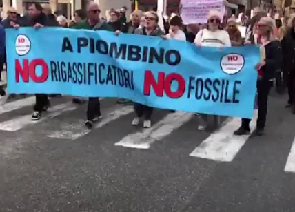 Rigassificatore Piombino, monta la protesta: in 1500 sfilano contro i fossili