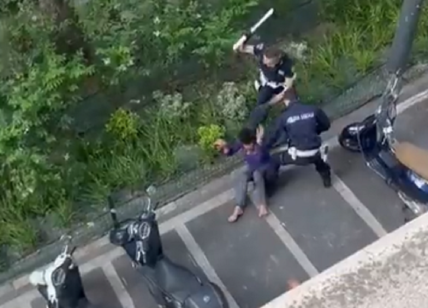 Trans presa a manganellate da quattro agenti a Milano. Il VIDEO choc