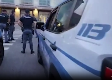 Roma, impazzisce e distrugge il citofono del commissariato: 22enne arrestato