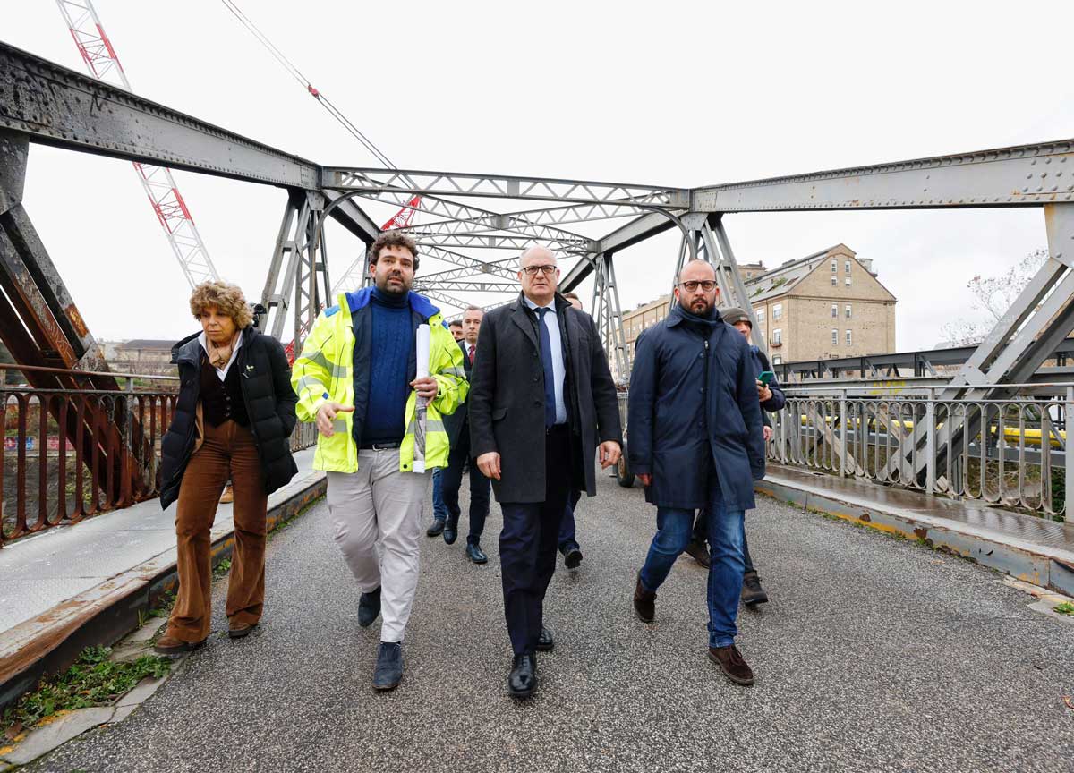Gualtieri al cantiere del ponte di ferro Gualtieri al cantiere del ponte di ferro