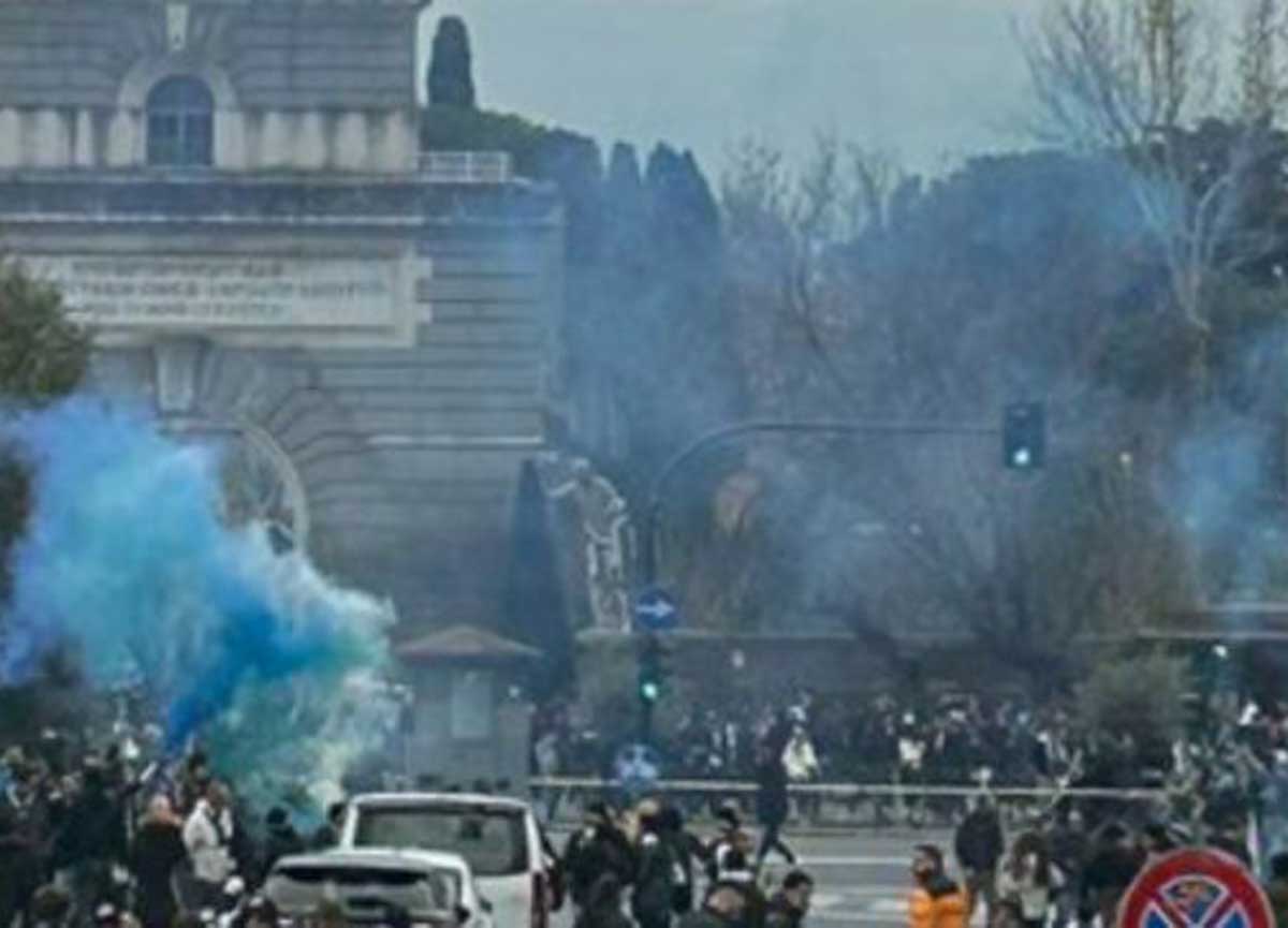 Saluti romani dei laziali a Ponte Milvio