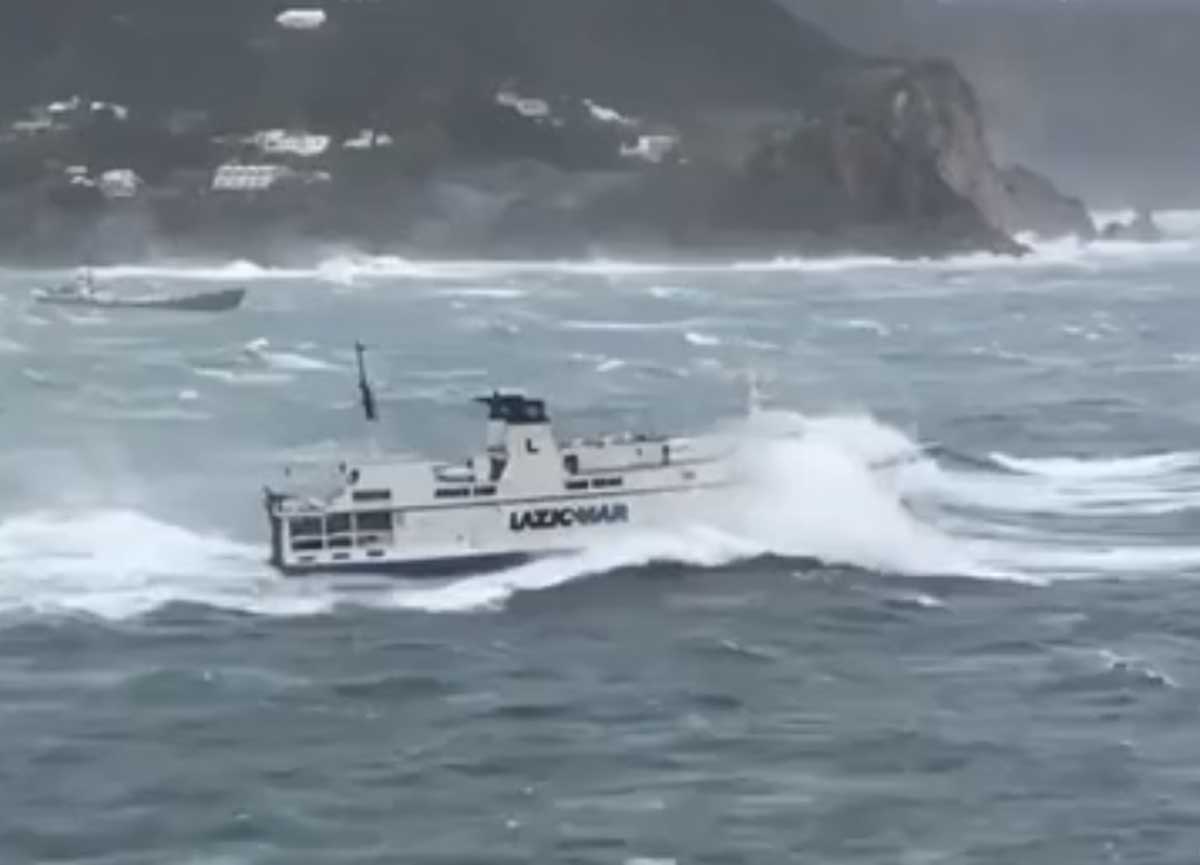 Il tragetto Ponza-Formia Il tragetto Ponza-Formia