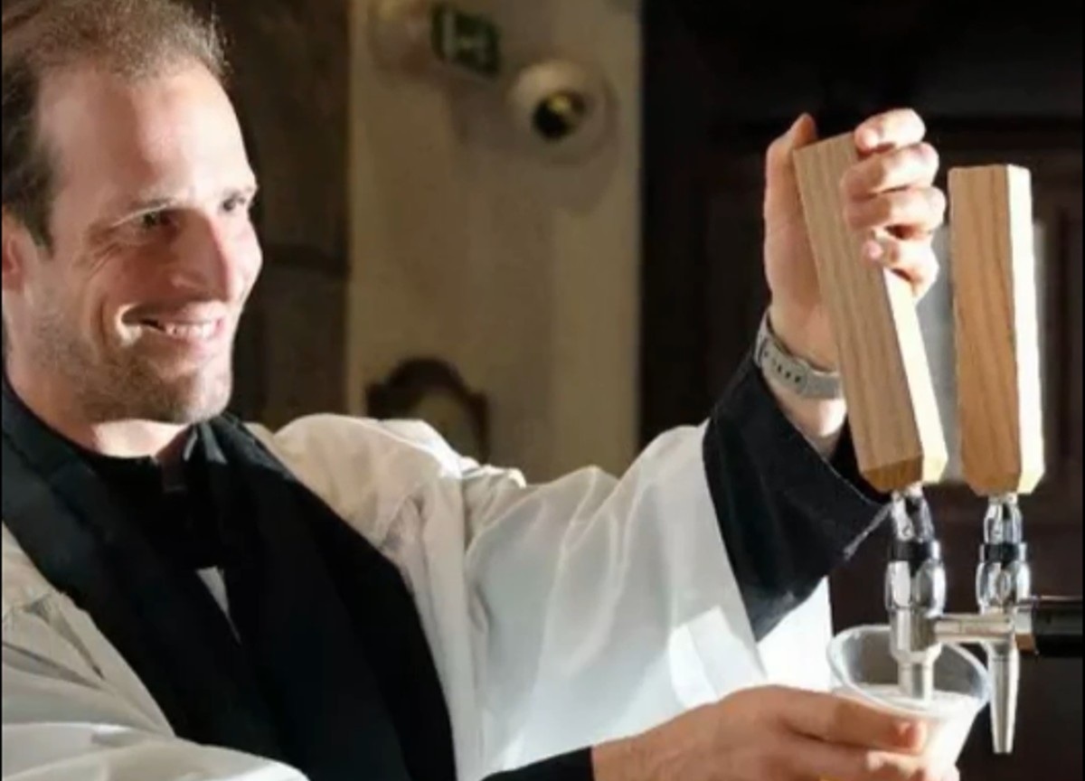 Prete spilla birra in chiesa