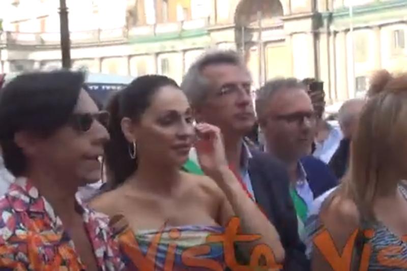 Anna Tatangelo, Fico e Manfredi alla guida del corteo del Pride di Napoli Anna Tatangelo, Fico e Manfredi alla guida del corteo del Pride di Napoli