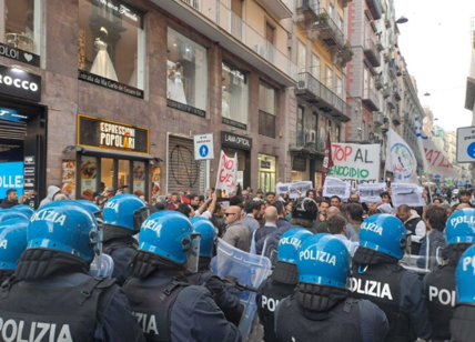 Napoli, protesta contro la Nato: scontri tra manifestanti e polizia