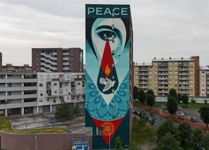 Milano, inaugurato il primo murale in Italia dello street artist Obey