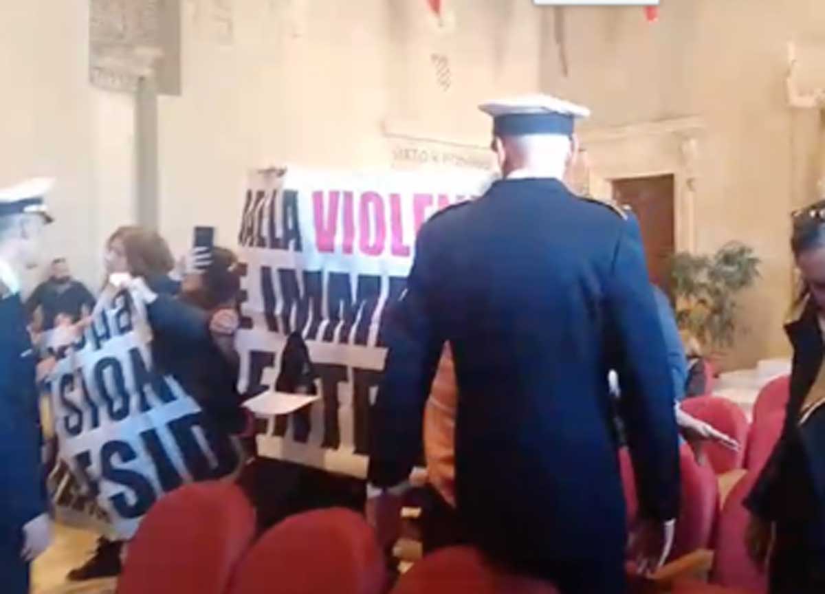 La protesta delle lavoratrici Ama La protesta delle lavoratrici Ama