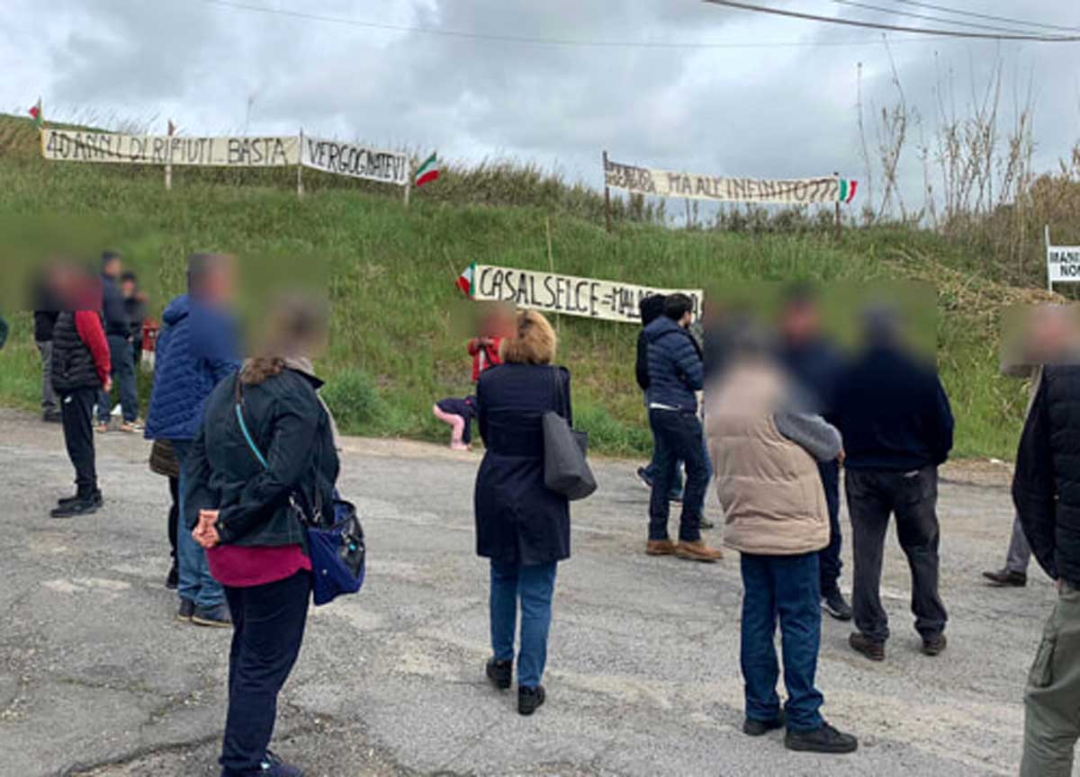 Protesta di comitati a Casal Selce Protesta di comitati a Casal Selce
