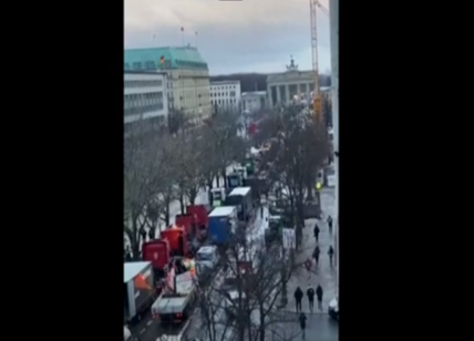 Berlino, nuove proteste con agricoltori sui trattori contro taglio dei sussidi