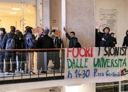 Napoli, proteste dei collettivi studenteschi. Salta la conferenza di Molinari