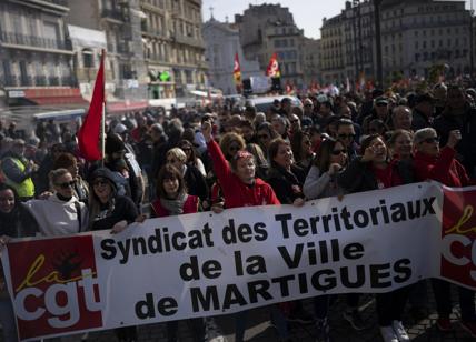 Pensioni, ancora scontri in Francia. Strade bloccate e raffinerie in sciopero
