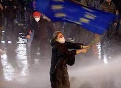 Proteste in Georgia donna con bandiera Ue