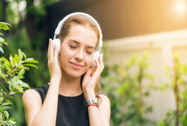 radio ragazza cuffie