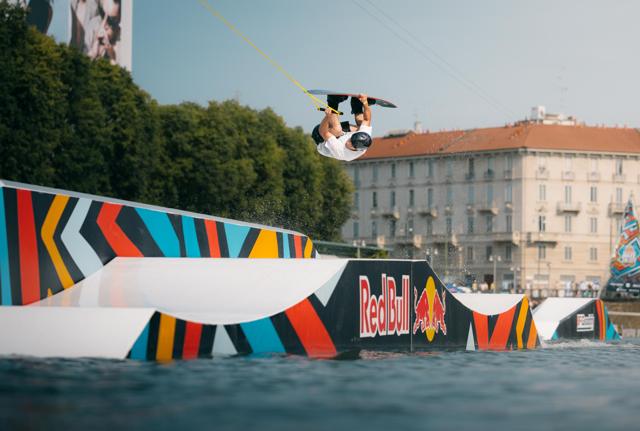 Red Bull Wake the City, che adrenalina a Milano (credit Gabriele Seghizzi) Red Bull Wake the City, che adrenalina a Milano (credit Gabriele Seghizzi)