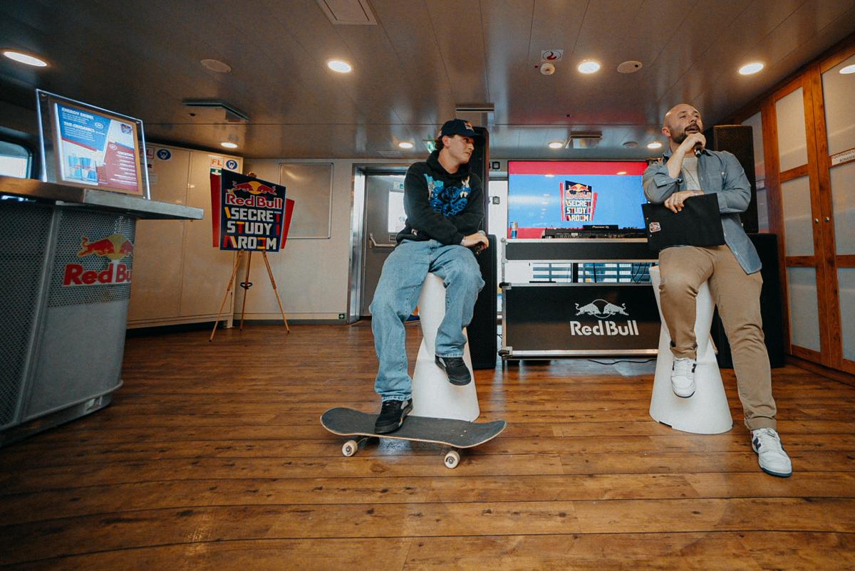 Red Bull Secret Study Room naviga nello Stretto di Messina