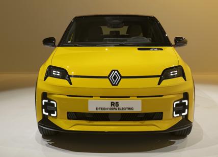 Renault 5 E-Tech Electric in tour a Parigi per svelarsi al grande pubblico