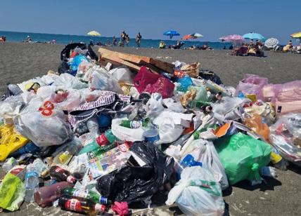 Spiagge Roma, il dono di Saragat coperto da rifiuti: “Una situazione assurda”