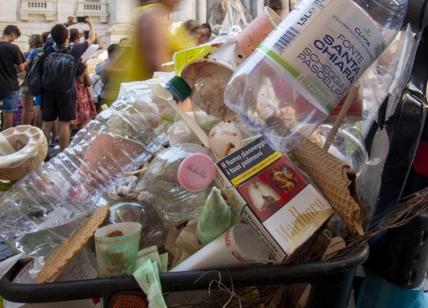 Befana a piazza Navona, nella calza solo monnezza: cestini pieni e rifiuti