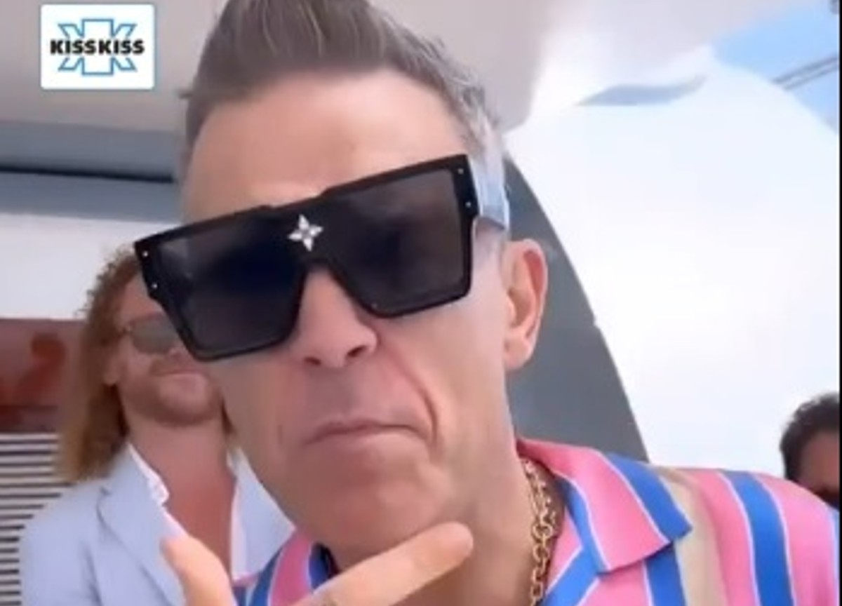 Robbie Williams in pigiama a un boat party