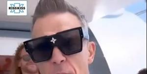 Robbie Williams in pigiama a un boat party