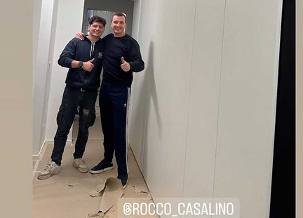 Rocco Casalino col responsabile dei lavori e i 10 metri di armadio