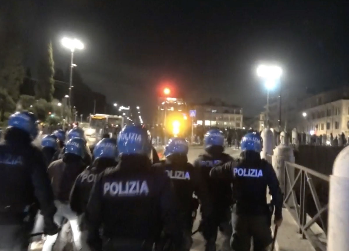 Roma Feyenoord: la polizia blocca i tifosi della Roma Roma Feyenoord: la polizia blocca i tifosi della Roma