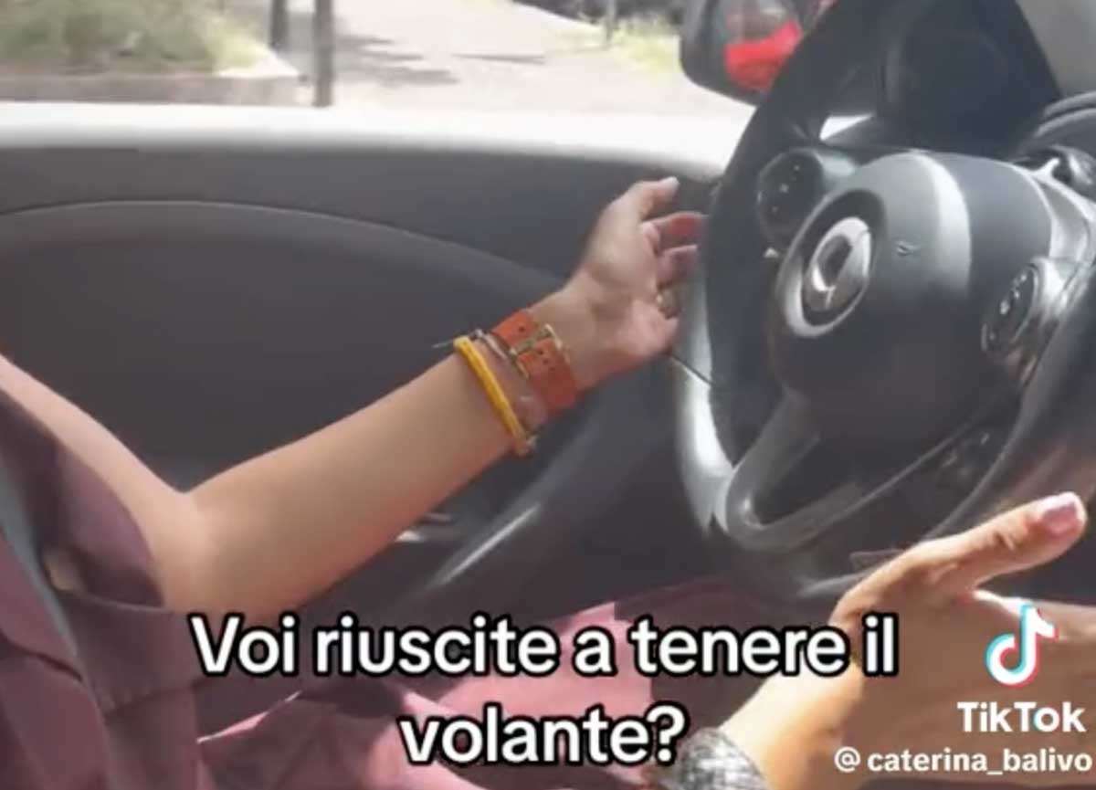 Caldo Roma, Caterina Balivo si scotta le mani sul volante Caldo Roma, Caterina Balivo si scotta le mani sul volante