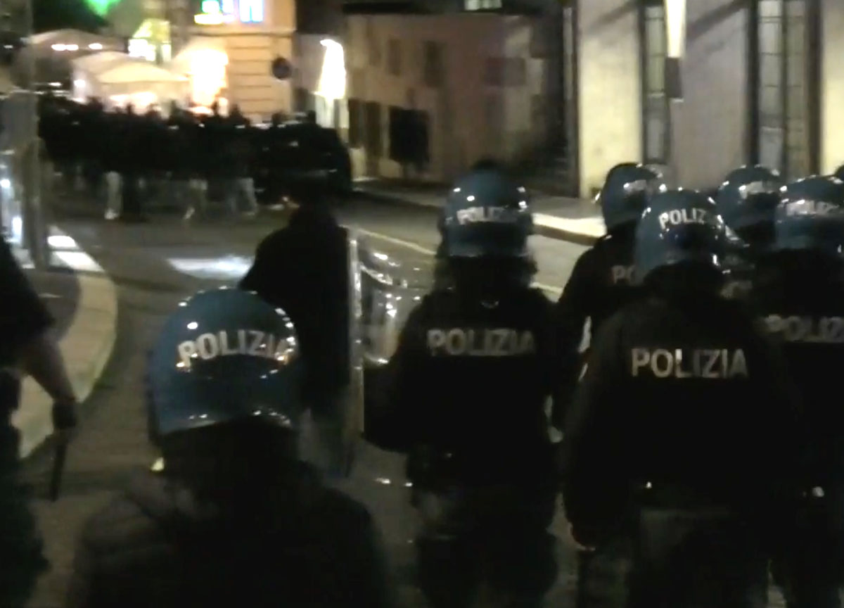Roma Feyenoord: la polizia blocca i tifosi della Roma Roma Feyenoord: la polizia blocca i tifosi della Roma