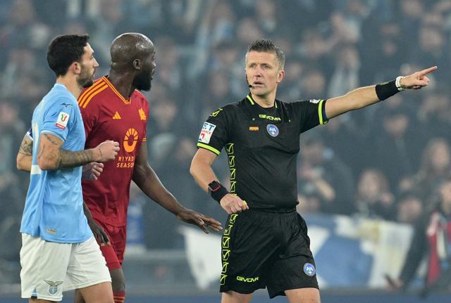 Romelu Lukaku e l'arbitro Daniele Orsato - foto Lapresse
