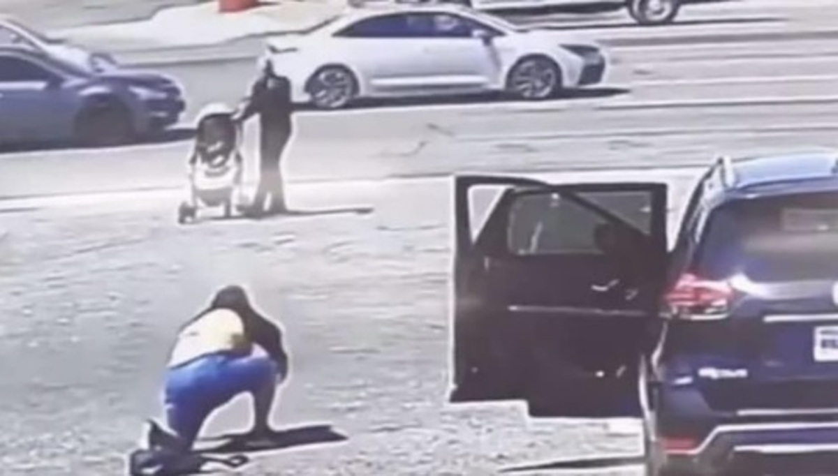 Ron Nessman afferra il passeggino che corre verso l'autostrada Ron Nessman afferra il passeggino che corre verso l'autostrada