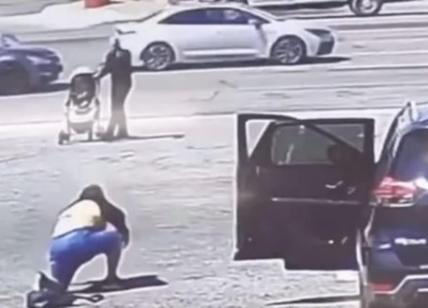 Salva bambino dal passeggino in fuga dopo colloquio. Il ristorante lo assume