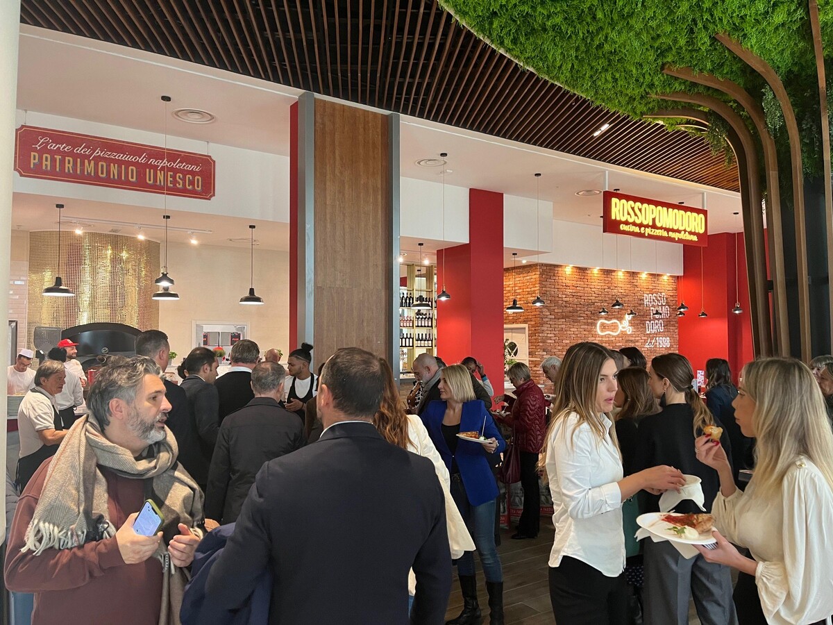 Rossopomodoro, inaugurato il nuovo locale a Milano Rossopomodoro, inaugurato il nuovo locale a Milano